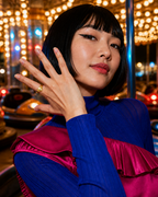 Anello Cuoricino Gold indossato sul mignolo da una modella al luna park Le Amikette