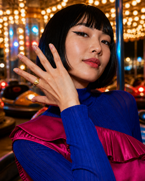 Anello Cuoricino Gold indossato sul mignolo da una modella al luna park Le Amikette
