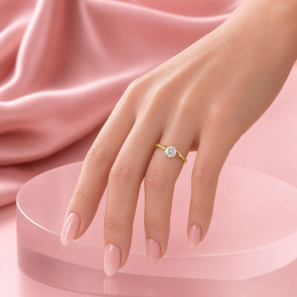Anello Luce gold indossato su mano, still life rosa Le Amikette