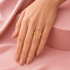 Anello Ovale Gold indossato su mano, still life rosa Le Amikette