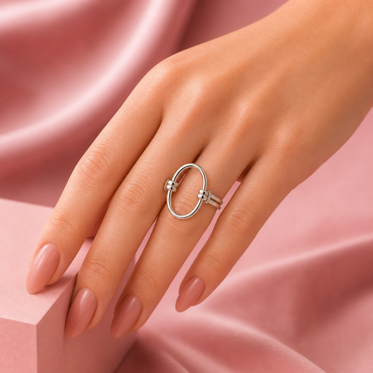 Anello Ovale Silver indossato su mano, still life rosa Le Amikette