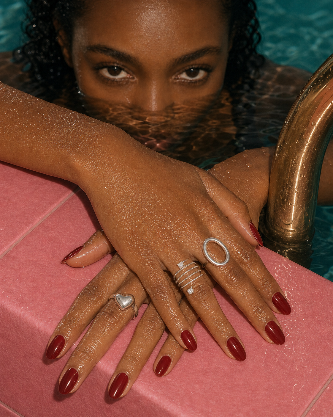Modella in piscina con anelli Le Amikette