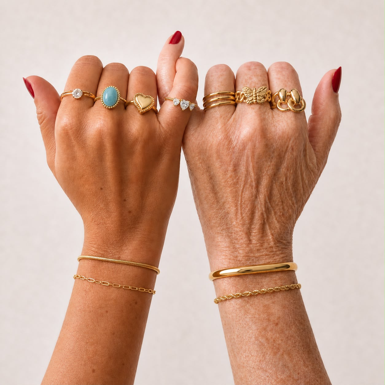 Due generazioni di mani indossano anelli e bracciali Le Amikette