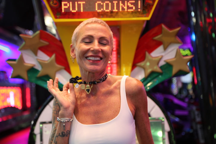 Donna sorridente con accessori Le Amikette al luna park