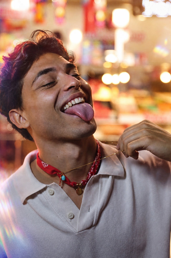 Ritratto giocoso con collane Le Amikette al luna park