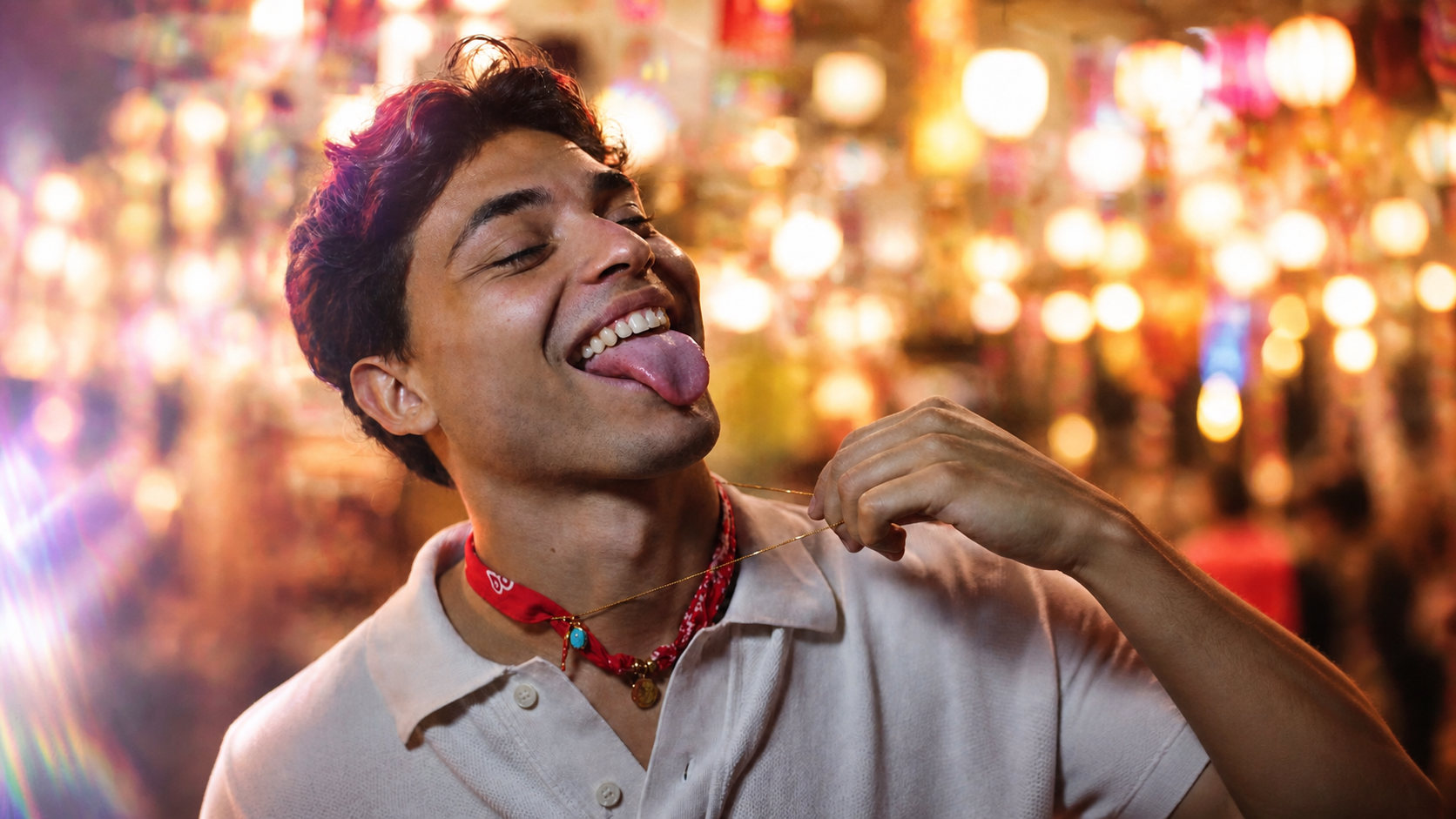 Uomo Le Amikette tra le luci del luna park